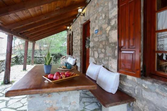 Вілла Mariolata Stone House Lilaia Екстер'єр фото