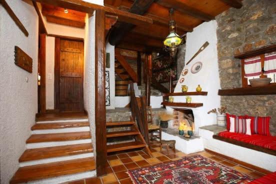 Вілла Mariolata Stone House Lilaia Екстер'єр фото